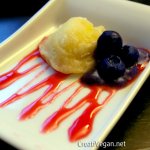 piña con crema de arándanos