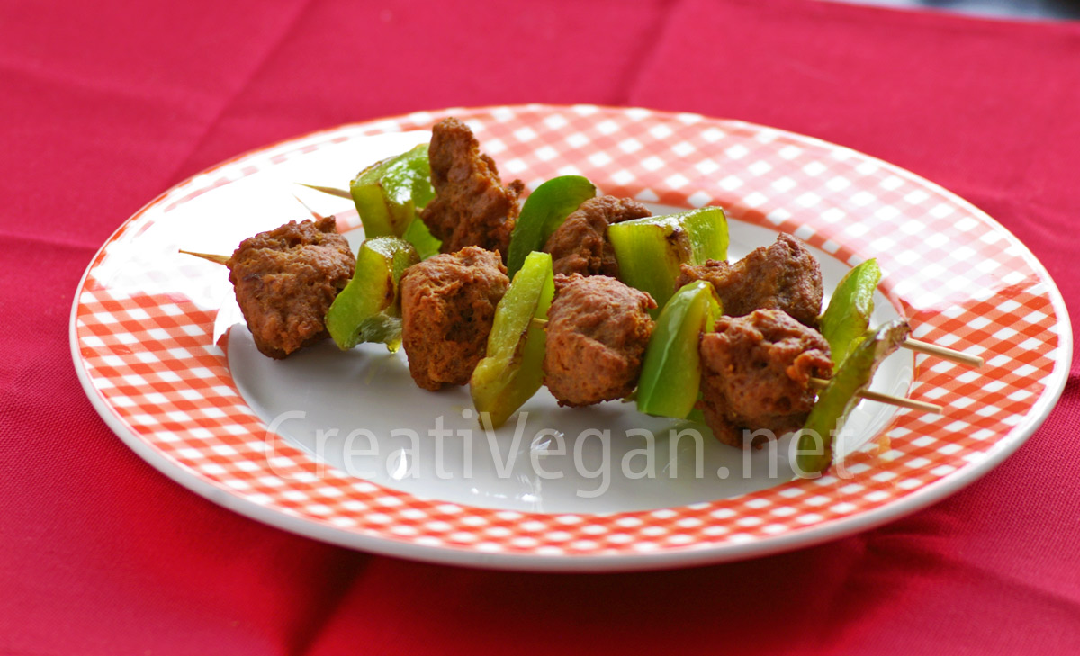 brochetas de seitán con pimiento brochetas de seitán con pimiento