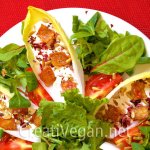 Ensalada de endibias con chips de tempeh y crema de queso vegano