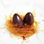 Huevos de chocolate en nido de caramelo