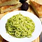 Pasta con crema de aguacate y pistachos