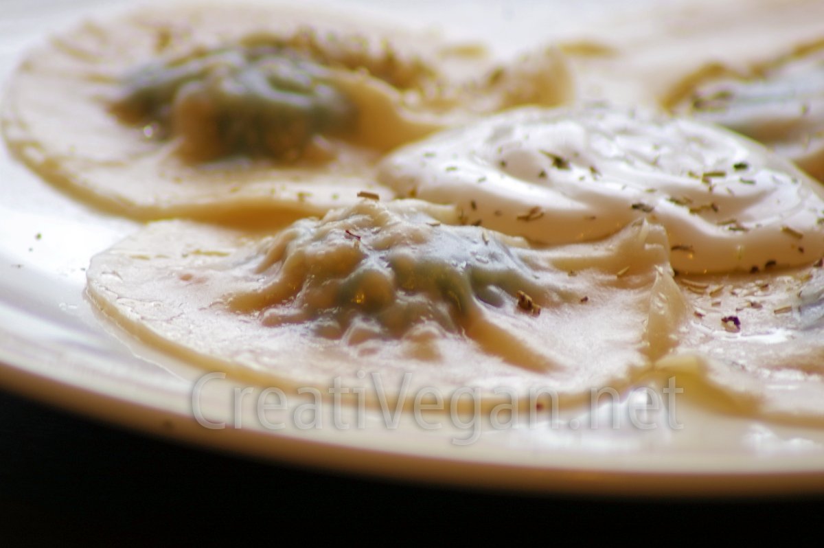 ravioli de espinacas y soja con nata vegetal a las finas hierbas