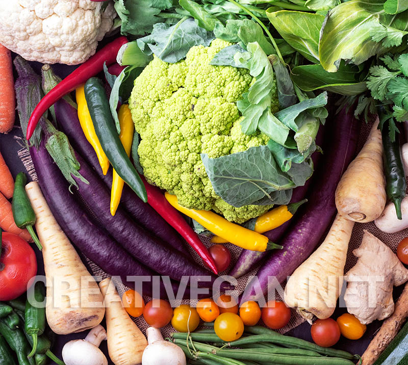 Berenjenas largas, coliflor verde, chirivía, tomates y otras verduras