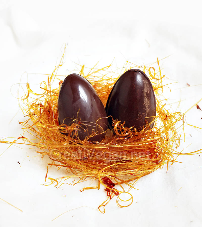 Huevos de chocolate en nido de caramelo