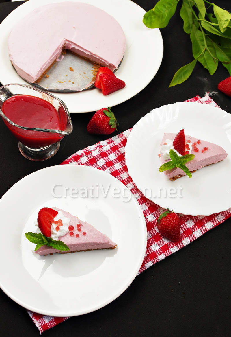 Cheesecake vegano de fresa con nata de coco, salsa de fresas y caviar de granadina