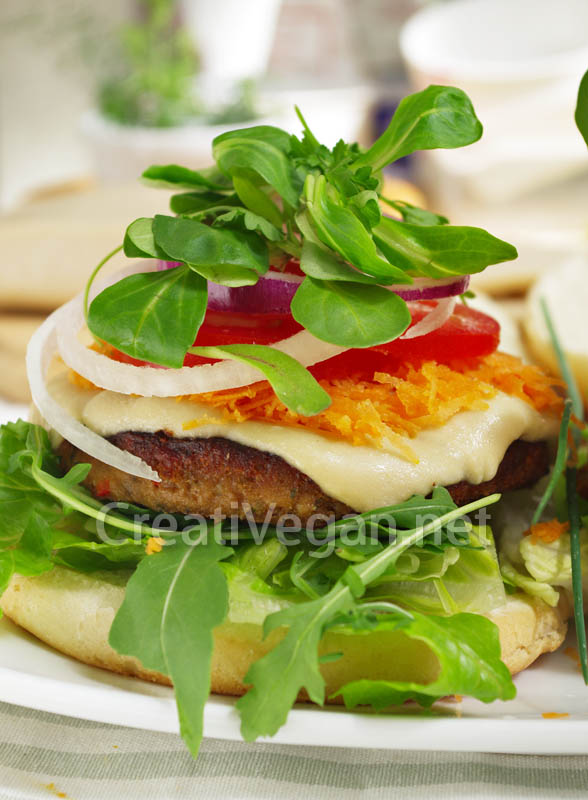 Hamburguesa vegetal con queso vegano en lonchas