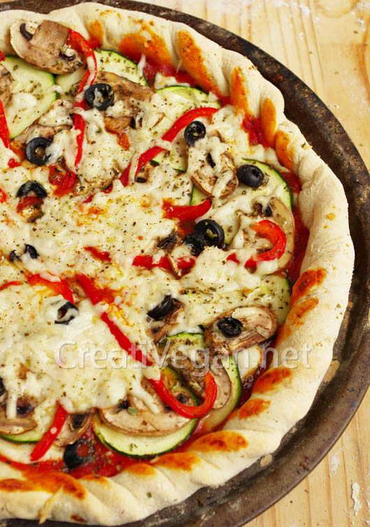 Pizza vegetal con mozzarella vegana casera