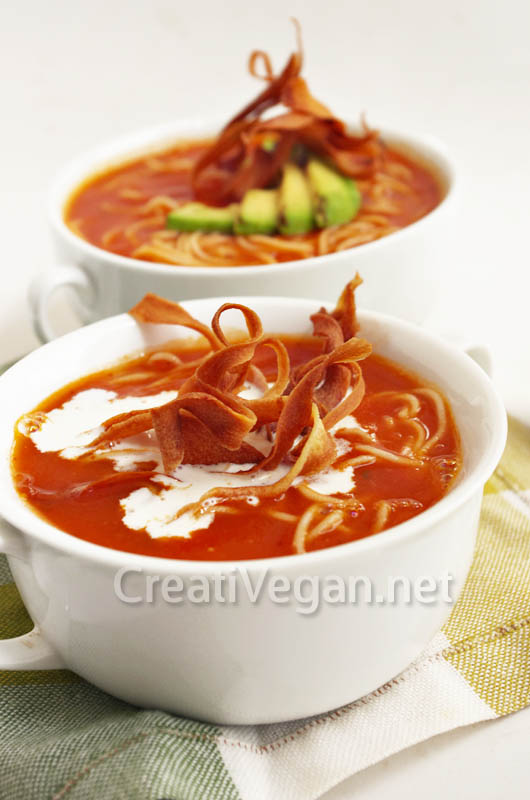 Sopa fría de de tomate con chirivía caramelizada, aguacate a l
