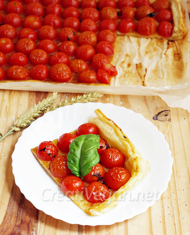 Tarta de tomates cherry con aliño balsámico y hierbas
