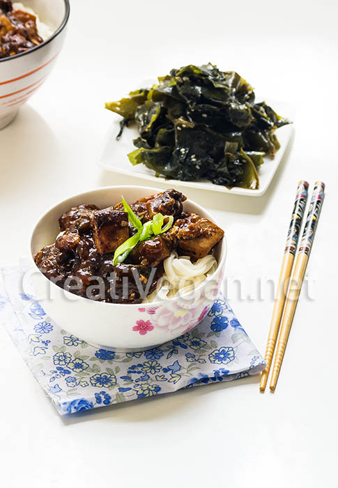 Jjajangmyeon (fideos con salsa de judías negras)