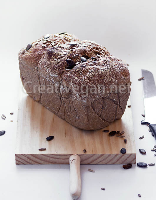 Pan de centeno y trigo con quinoa inflada, semillas de calabaza