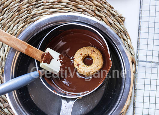 Bañando rosquillas con chocolate