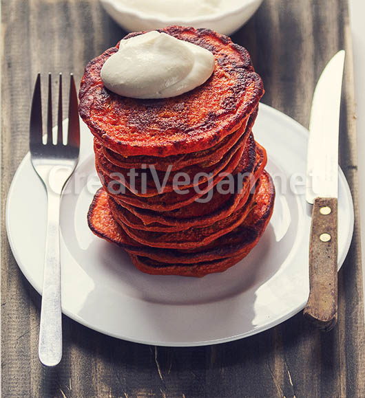 Tortitas de pimiento rojo con salsa de tahini y yogur vegano
