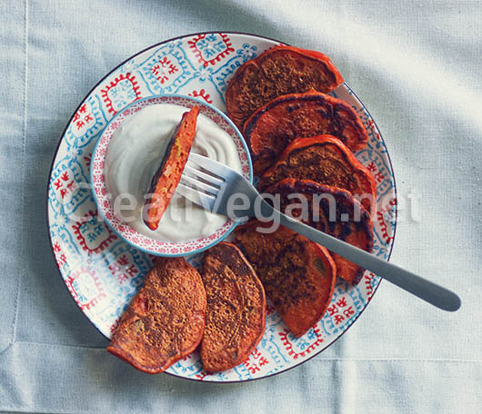 Tortitas de pimiento rojo con salsa de tahini y yogur vegano