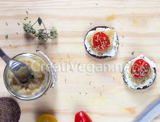 Mini tostas de centeno con labneh, mermelada de ajo y tomate