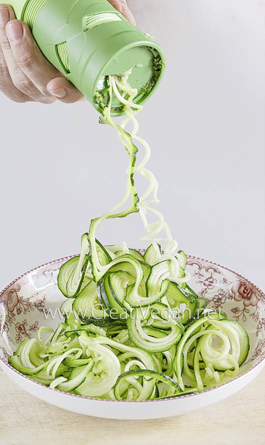 Haciendo noodles de calabacín con el espiralizador