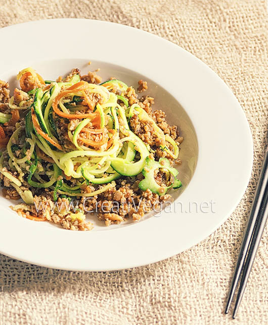 Noodles de calabacín y zanahoria con soja texturizada