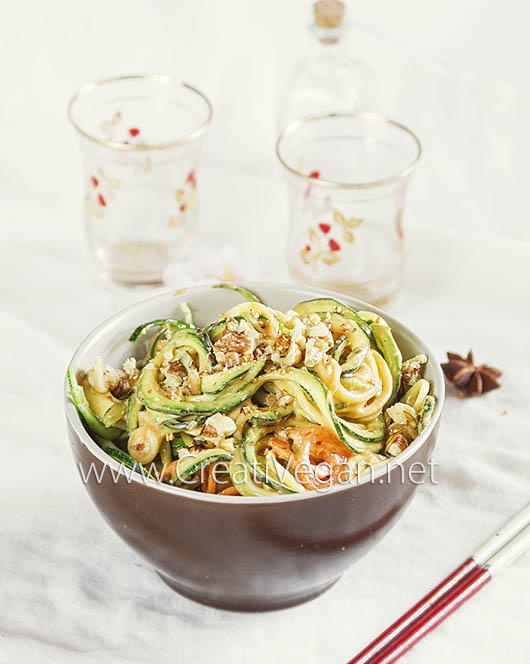 Noodles de calabacín y zanahoria con salsa y nueces