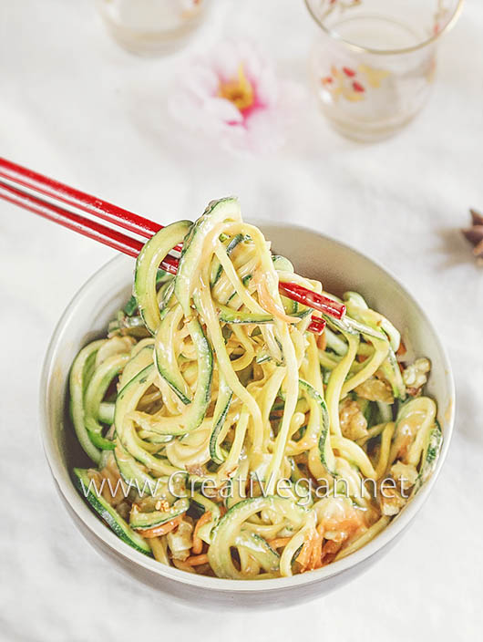 Noodles de calabacín y zanahoria con salsa y nueces