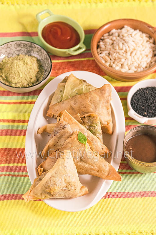 Samosas de patata y guisantes con chutney de tamarindo