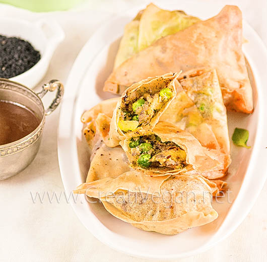 Samosas de patata y guisantes con chutney de tamarindo