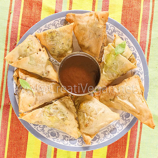 Samosas de patata y guisantes con chutney de tamarindo