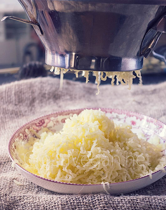 Preparación de tater tots con calabacín - CreatiVegan