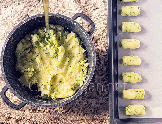 Preparación de tater tots con calabacín - CreatiVegan