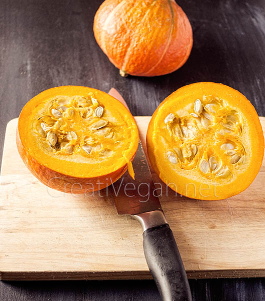 Calabaza hokkaido/potimarron cortada por la mitad - CreatiVegan.net