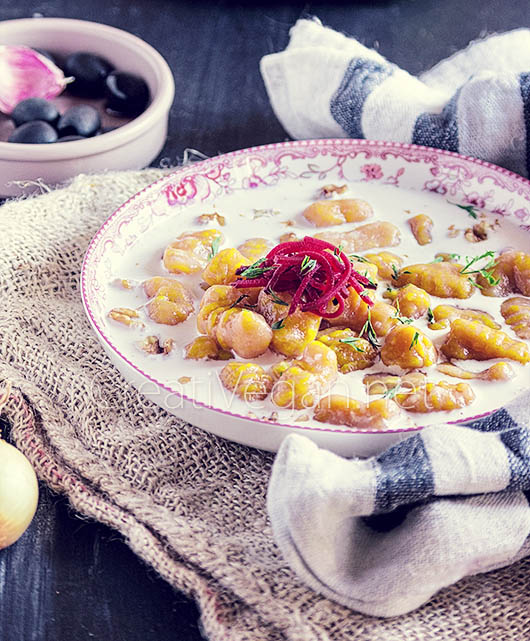 Gnocchi de calabaza potimarron con nata vegetal al cardamomo y nueces - CreatiVegan.net