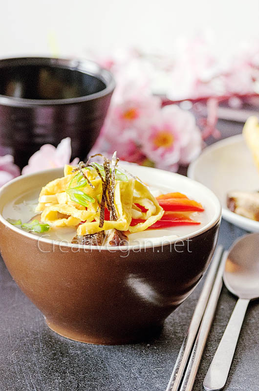 Tteokguk, sopa coreana con pasta de arroz