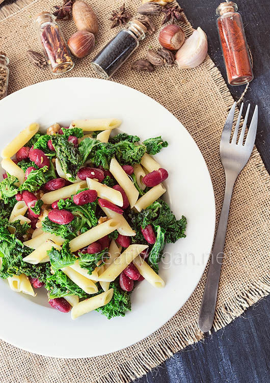 Ensalada de col rizada con judías rojas, nueces y pasta - CreatiVegan.net