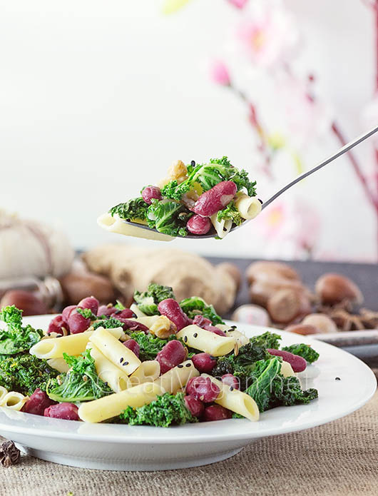 Ensalada de col rizada con judías rojas, nueces y pasta - CreatiVegan.net