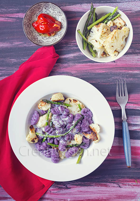 Gnocchi-mochi de boniato morado con coliflor crujiente y espárragos trigueros - CreatiVegan.net