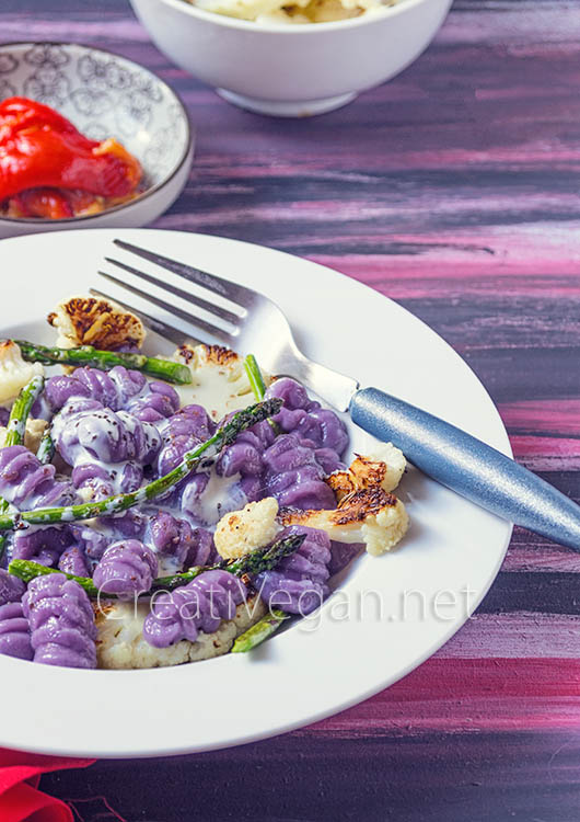 Gnocchi-mochi de boniato morado con coliflor crujiente y espárragos trigueros - CreatiVegan.net