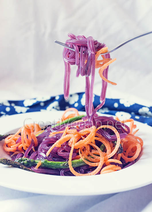 Noodles de boniato morado con zanahoria y espárragos - CreatiVegan.net