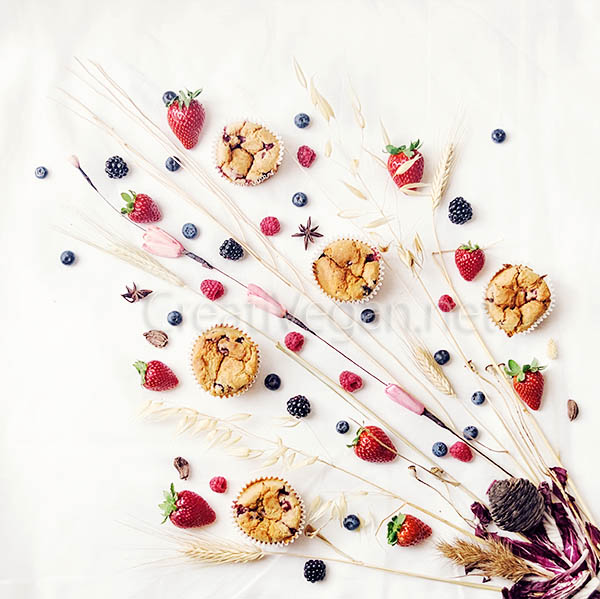 Magdalenas de coco con frutas del bosque y aroma floral - CreatiVegan.net