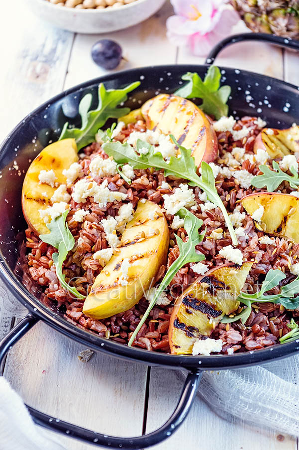 Ensalada de arroz con okara, rúcula y nectarinas al grill - CreatiVegan.net