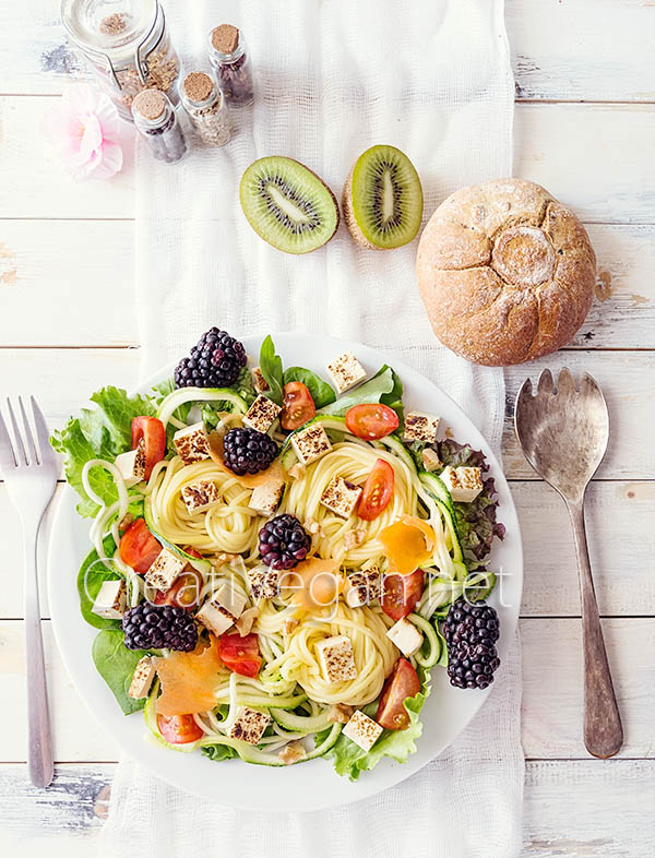 Ensalada de pasta y noodles de calabacín con tofu ahumado - CreatiVegan.net