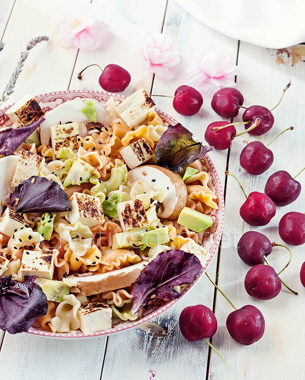 Ensalada de pasta de colores con tofu ahumado y champiñones - CreatiVegan.net