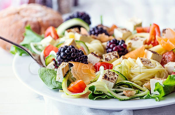 Ensalada de pasta y noodles de calabacín con tofu ahumado - CreatiVegan.net