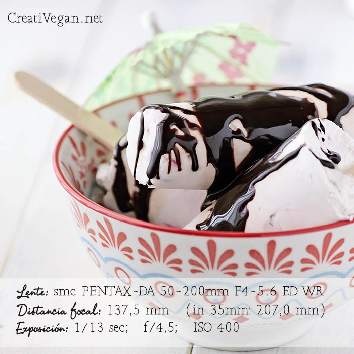 Polos de yogur con arándanos y frambuesas y un chorro de sirope de chocolate- CreatiVegan.net