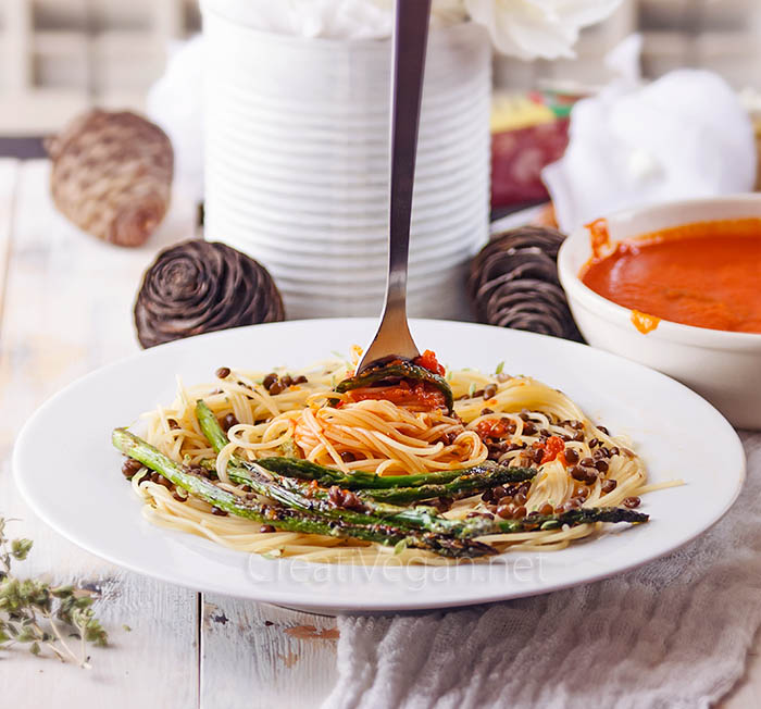 Pasta con lentejas beluga, espárragos y salsa de tomate - CreatiVegan.net