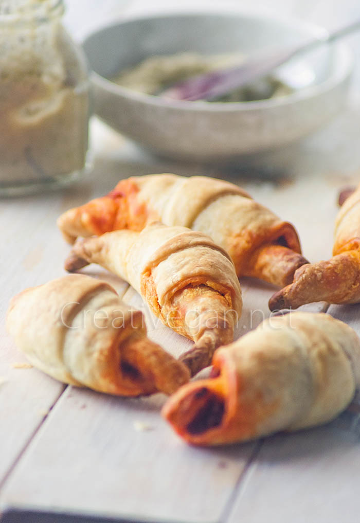 Mini croissants hojaldrados rellenos de patés vegetales -  CreatiVegan.net