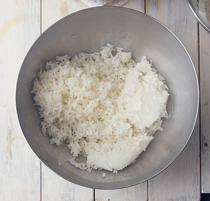 Preparación de arroz glutinoso con mango - CreatiVegan.net