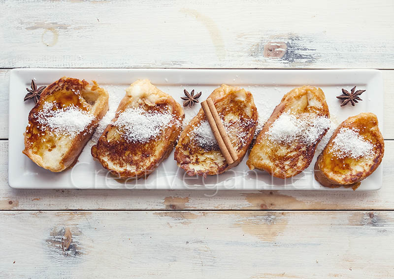 Torrijas de coco especiado salpicadas con coco y canela - CreatiVegan.net