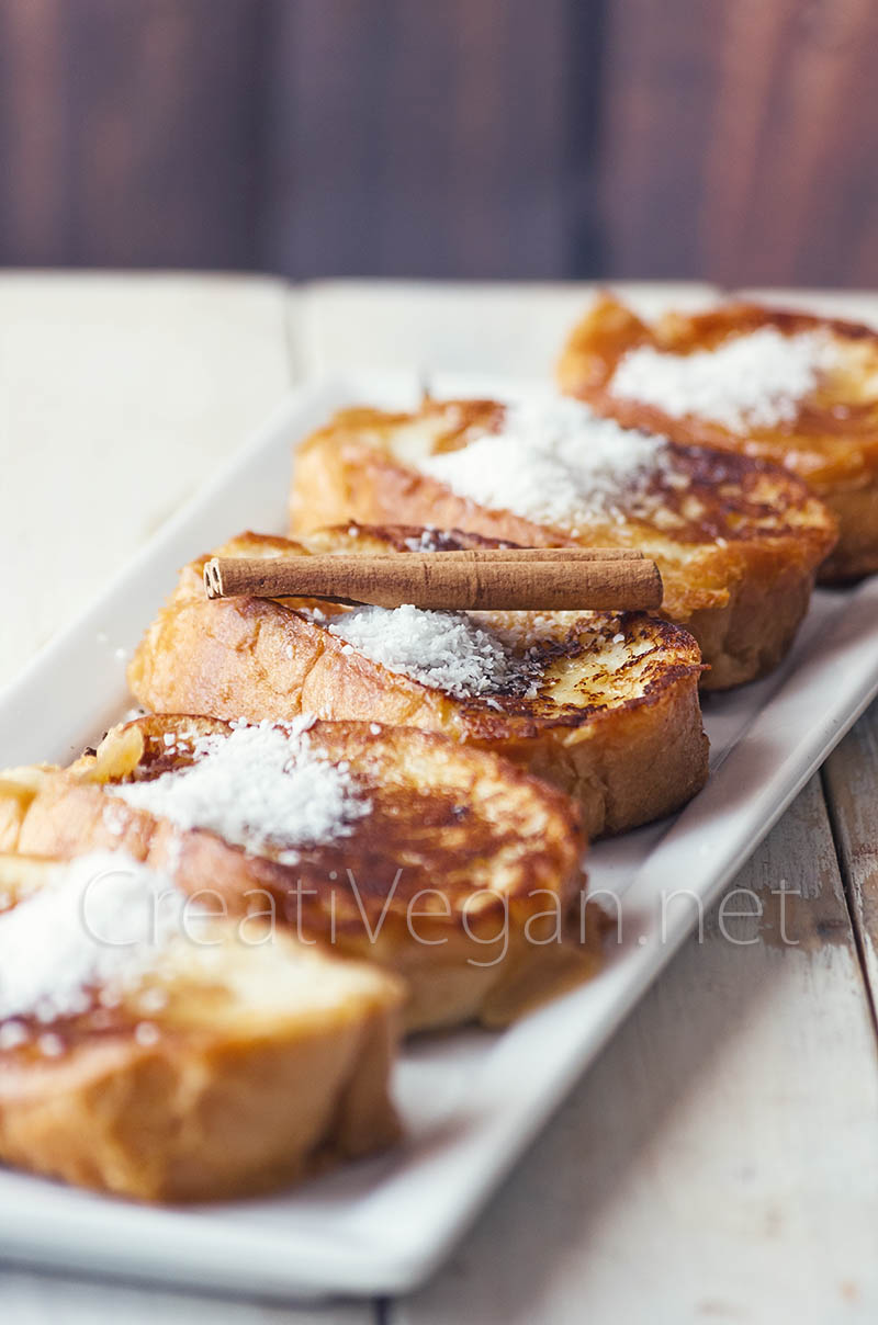 Torrijas de coco especiado salpicadas con coco y canela - CreatiVegan.net