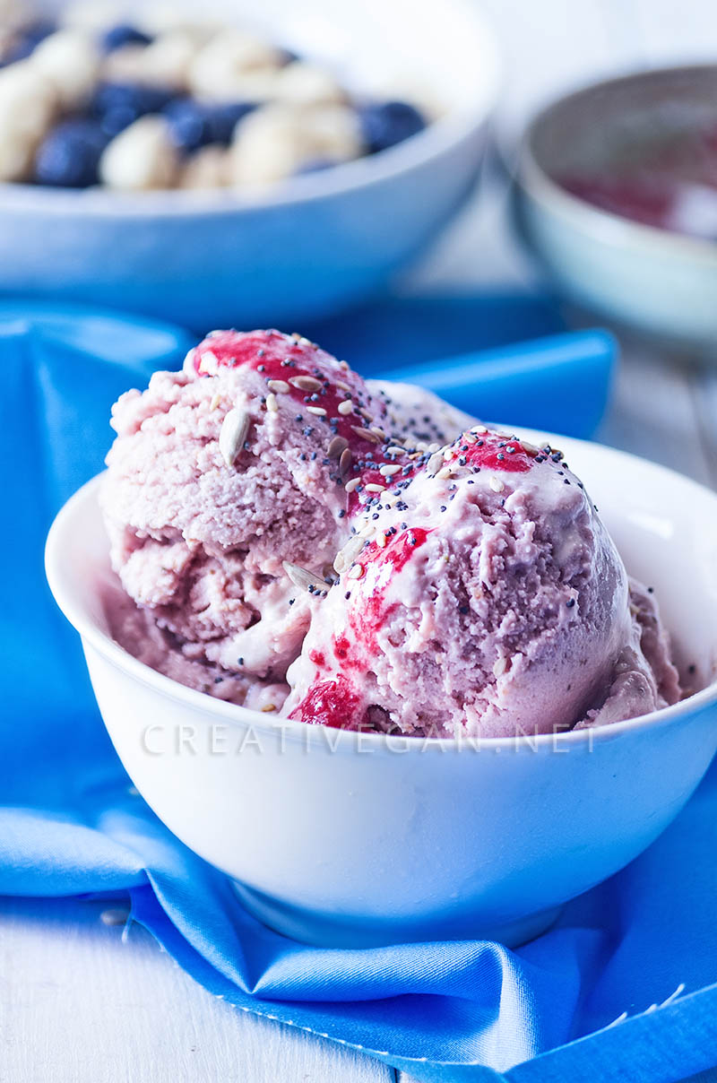 Helado de fresa y coco con mantequilla de cacahuete - CreatiVegan.net