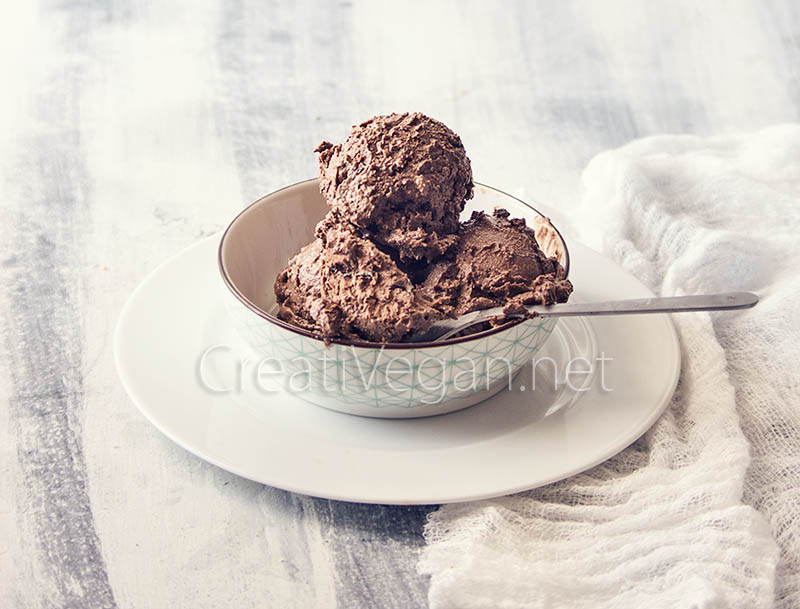 Helado de chocolate y frutos secos - CreatiVegan.net