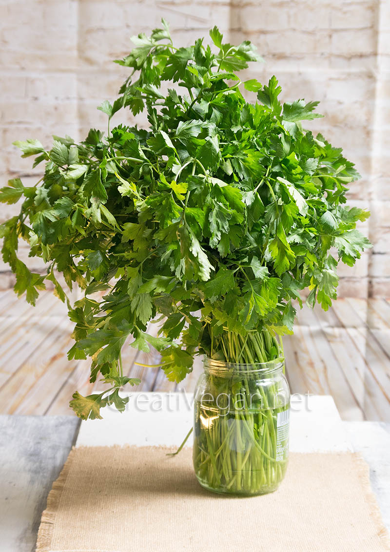 Manojo de perejil para hacer tabbouleh